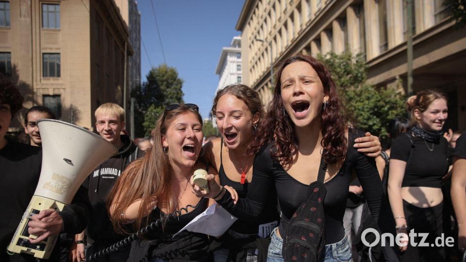 Schüler demonstrieren in Athen Bild: Socrates Baltagiannis/dpa