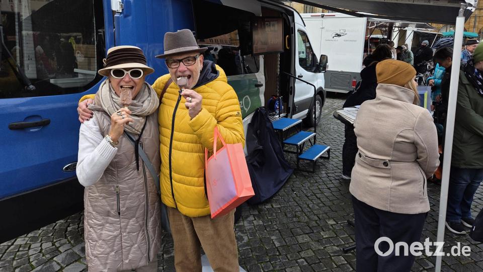 Hans-Jürgen und Edeltraud Körtgen leben seit 2022 in Schnaittenbach und sind treue Leser der Amberger Zeitung. Beim Stand von "Redaktion on Tour" ließen sie sich das kostenlose Eis schmecken. Bild: tgf