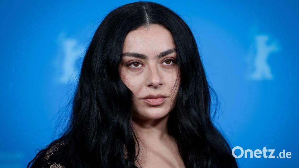 Charli xcx hat ihre Stimme verloren. (Archivbild) Bild: Soeren Stache/dpa