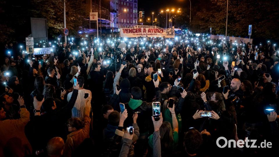 Zahlreiche Demonstranten in Madrid halten symbolisch ihre Handys hoch während einer Kundgebung gegen die Gewalt, die während der Kundgebungen im Rahmen des Bildungsstreiks ausgeübt wurde. Bild: A. Pérez Meca/EUROPA PRESS/dpa