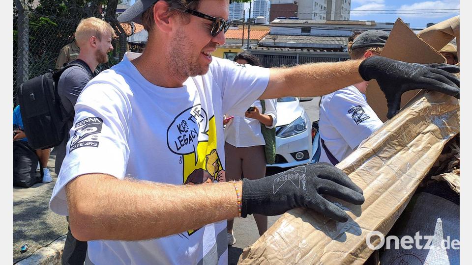 Sebastian Vettel packt auch selbst mit an. (Archivbild) Bild: Jens Marx/dpa