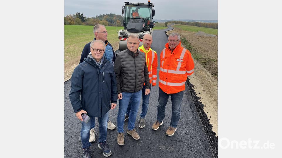 Von links: Der städtische Bauleiter Dipl.-Ing. Johann Würschinger, Dipl.-Ing. Markus Schieder vom Ingenieurbüro Zwick, Bürgermeister Karlheinz Budnik, Bauoberrat Felix Steghöfer und Strabag-Bauleiter Siegfried Frankerl informieren sich über den Fortschritt der Baumaßnahme. Bild: Karlheinz Budnik