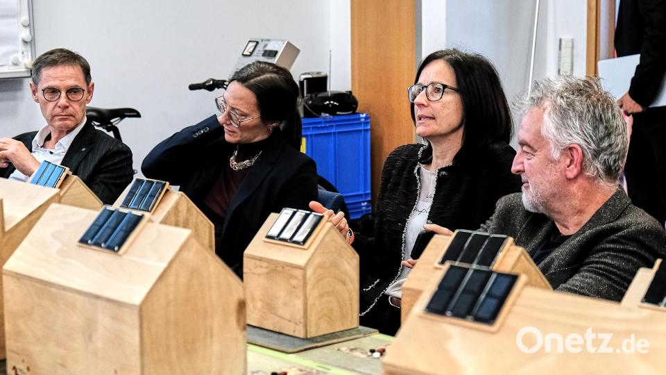 Interessierte Nachfragen zum Einsatz des Modells Energiespardorf kamen auch von den Mitarbeitern der Sparkasse, hier (zweite von rechts) Katrin Hirsch, Leiterin des Vorstandsstabs. Bild: Peter Ringeisen