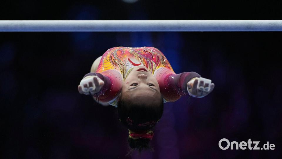 Die Chinesin Zhang Qingying am Stufenbarren. Bild: Francisco Seco/AP/dpa
