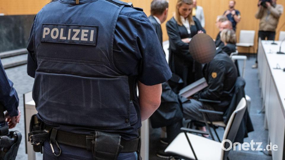 Wegen illegaler Müllexporte nach Tschechien stand der Ex-Geschäftsführer einer Entsorgungsfirma aus der Oberpfalz vor Gericht. (Archivbild) Bild: Armin Weigel/dpa