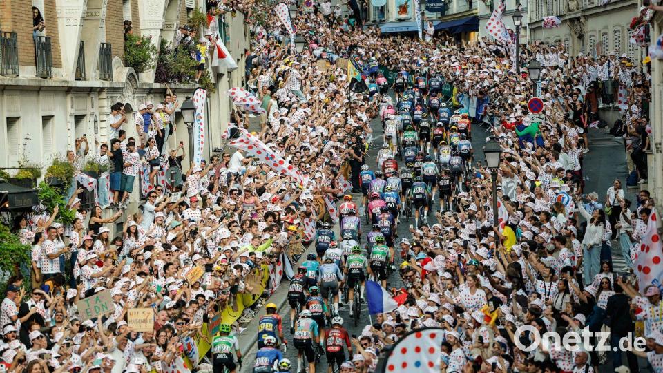 Wieder ein Tour-Highlight: Das Peloton überquert den Montmartre-Hügel. (Archivbild) Bild: Geoffroy Van Der Hasselt/AFP/dpa