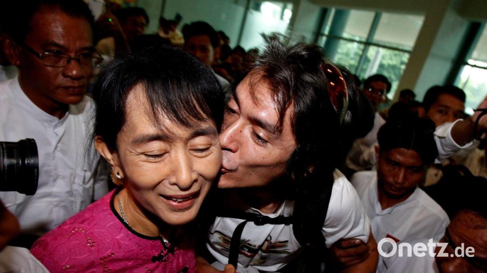 Ein Bild aus besseren Tagen: Aung San Suu Kyi im Jahr 2011 mit ihrem Sohn Kim Aris. Bild: Nyein Chan Naing/epa/dpa
