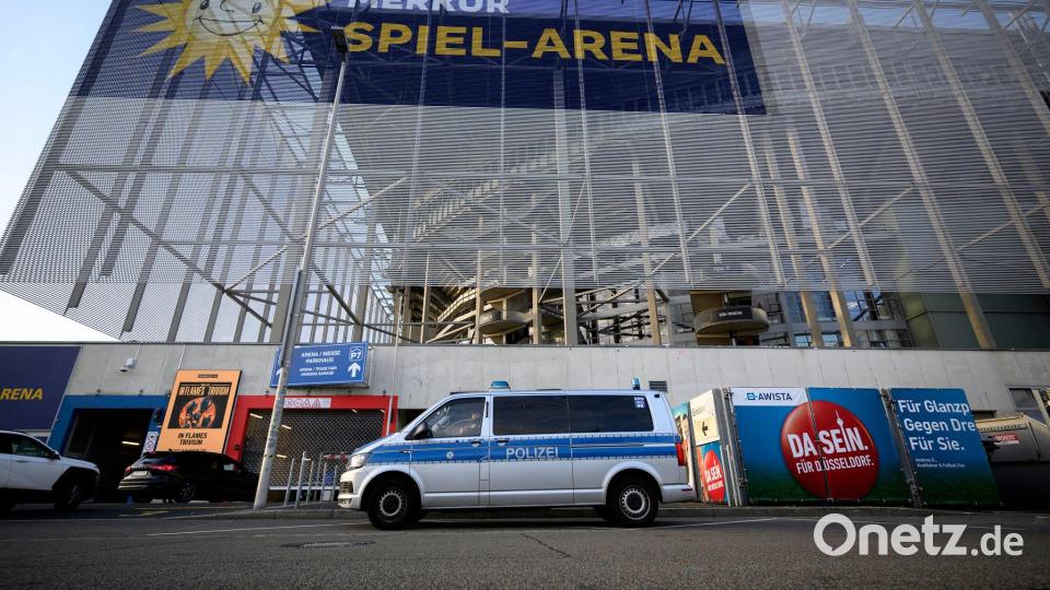 Die Polizei beobachtete das Geschehen rund um das Spiel Union St. Gilloise - Hapoel Beerscheva in Düsseldorf. Bild: Anke Waelischmiller/dpa