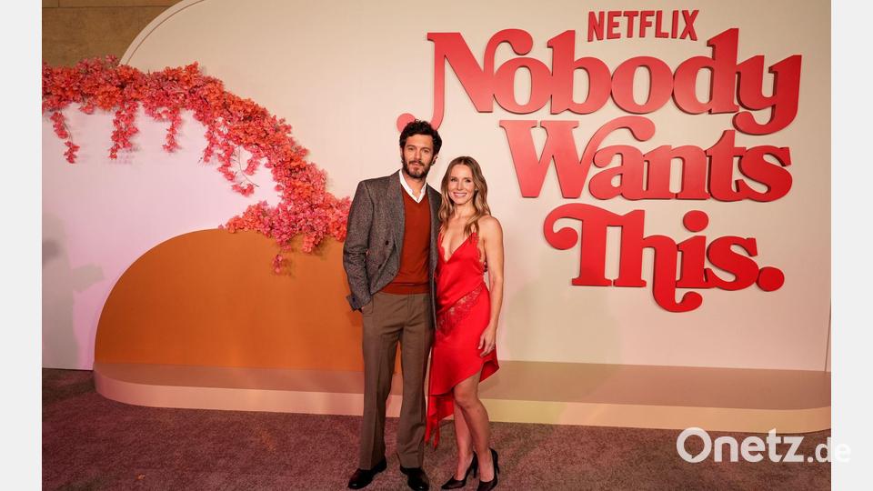 Adam Brody (l) und Kristen Bell sind die Hauptdarsteller in „Nobody Wants This“. (Archivbild) Bild: Chris Pizzello/Invision/dpa