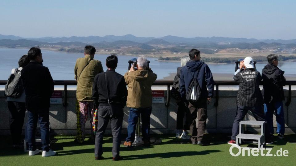 Besucher beobachten vom „Unification Observation Post“ in der Nähe der Grenze zu Nordkorea in Paju, die nordkoreanische Seite. Bild: Ahn Young-joon/AP/dpa