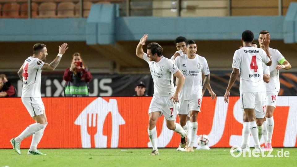 Leverkusen jubelt über ein Tor auf Kreta. Bild: Uncredited/InTime Sports/AP/dpa