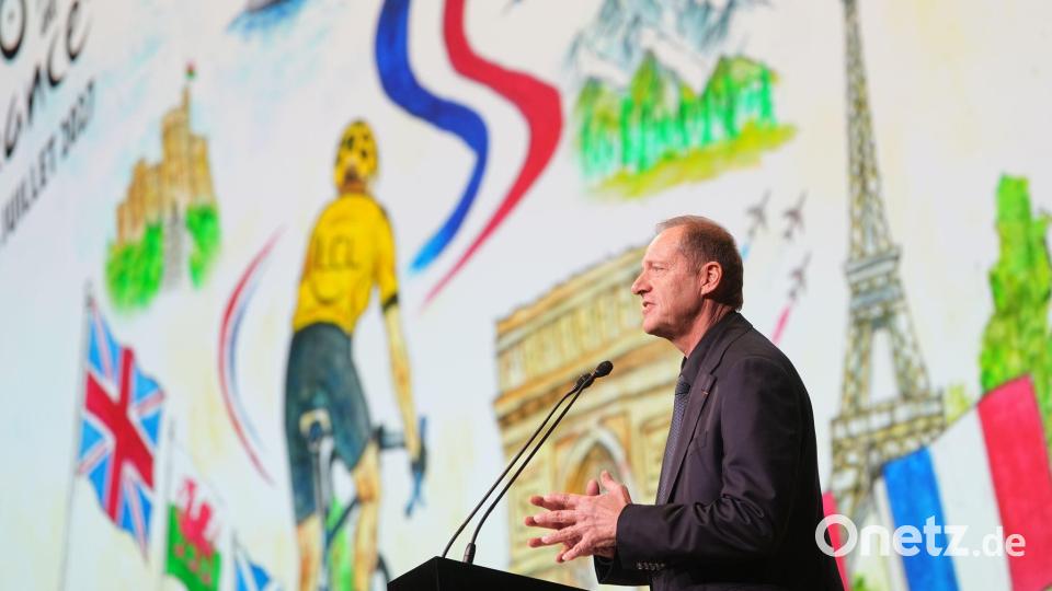 Tour-Chef Christian Prudhomme präsentiert die Strecke für 2027. Bild: Thibault Camus/AP/dpa