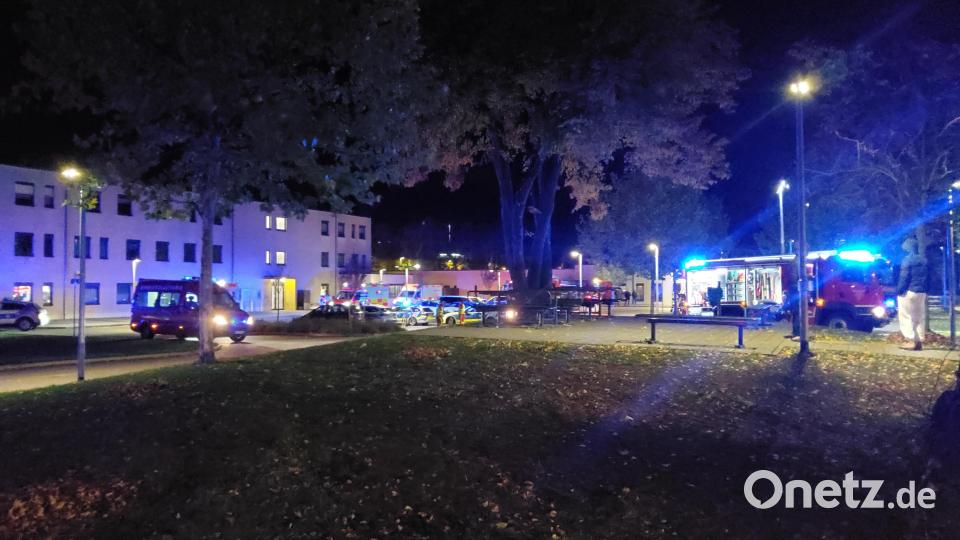 In einem Wohnheim in Regensburg brach Feuer in Küche und Bad aus. Verletzt wurde niemand, die Polizei untersucht Brandursache und Schaden. Symbolbild: Berufsfeuerwehr Regensburg