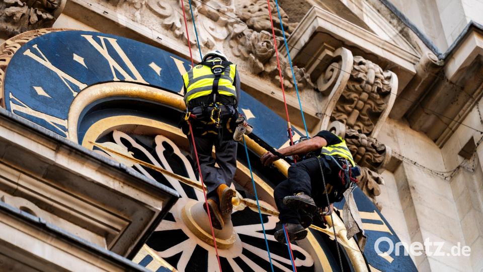 James Preston von JP Conservation und Sam Wilson, stellvertretender Bauleiter der Westminster Abbey, bei einer Begutachtung der Westtürme der Westminster Abbey im Zentrum von London. Bild: Jordan Pettitt/PA Wire/dpa