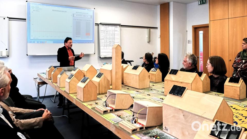 Lorenz Hirsch (vor der Projektionsfläche), einer der Energiespardorf-Referenten des Bunds Naturschutz, stellte das Projekt vor, mit dem Jugendliche unter anderem für verantwortungsvollen Stromverbrauch sensibilisiert werden sollen. Bild: Peter Ringeisen