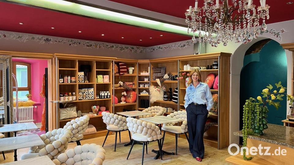 Das ist aus der Bäckerei Urban geworden. Leonie Schultes freut sich auf die Eröffnung des Kaffeeklatsches. Der Gast ist umgeben von Deko, Feinkost und Mode. Bild: ihl