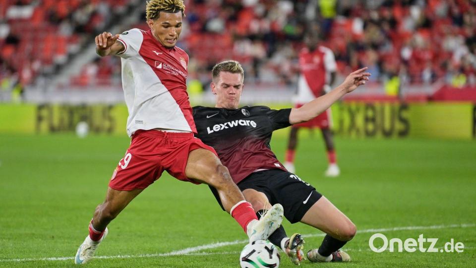 Pech für Matthias Ginter (r) und seine Kollegen: Paris Brunner trifft auch im Spiel gegen den SC Freiburg. Bild: Philippe Magoni/AP/dpa