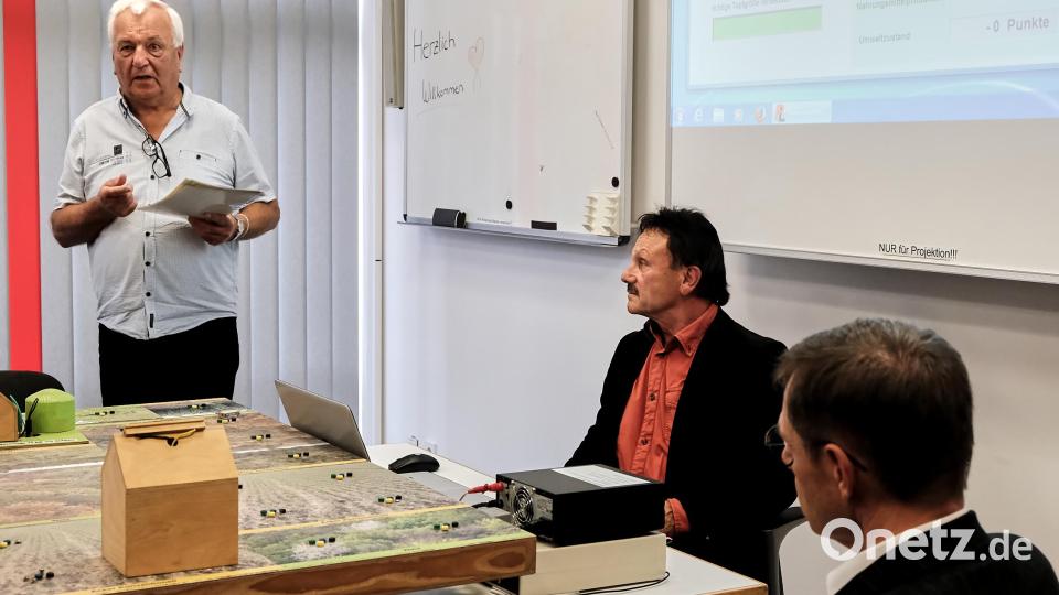 Zwei Referenten erläuterten ausführlich, wie und warum mit dem Lernmodell Energiespardorf gearbeitet wird, stehend: Franz Elsner, sitzend: Lorenz Hirsch. Bild: Peter Ringeisen