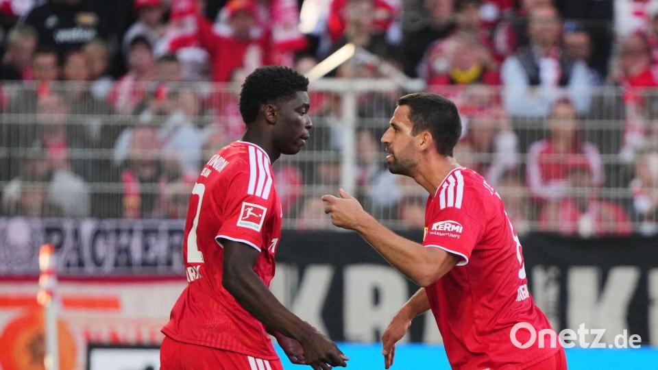 Mekhi Gray (l) kam zu seinen ersten Einsätzen bei den Profis. (Archivbild) Bild: Soeren Stache/dpa