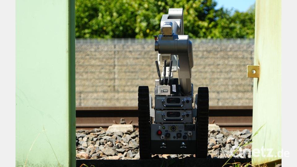 Ein Entschärfer-Team untersuchte die Gegenstände - auch mit einem Roboter - und konnte schließlich Entwarnung geben. (Archivbild) Bild: Felix Kirberg/dpa