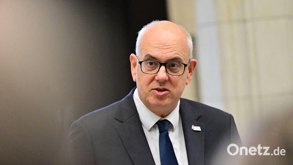 Bremens Bürgermeister Andreas Bovenschulte (SPD) mahnt, „die Kirche im Dorf“ zu lassen. Bild: Sebastian Gollnow/dpa
