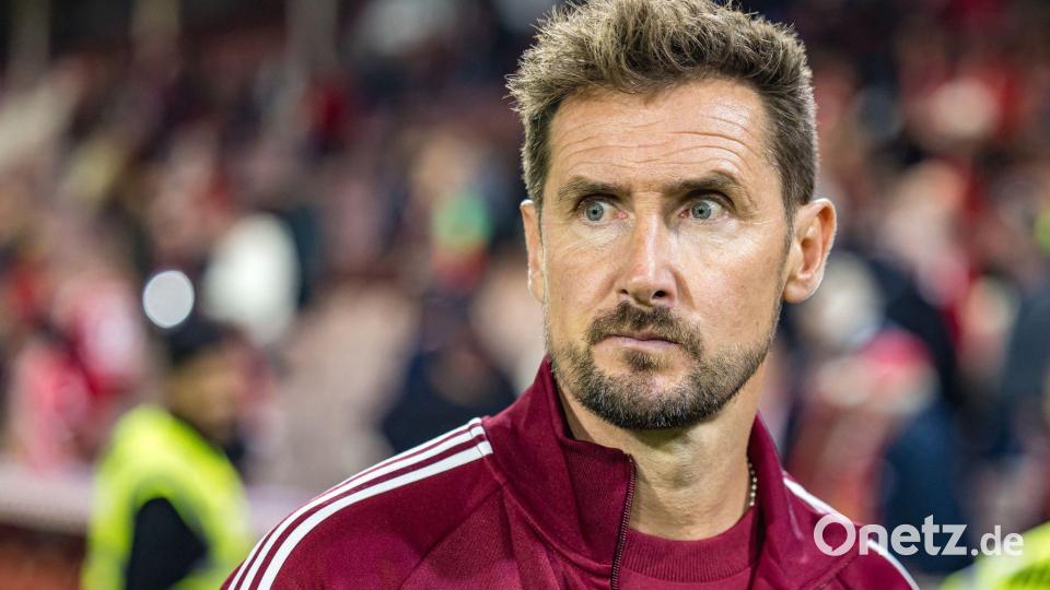 Miroslav Klose tüftelt über der Nürnberger Aufstellung. (Archivbild) Bild: Frank Hammerschmidt/dpa