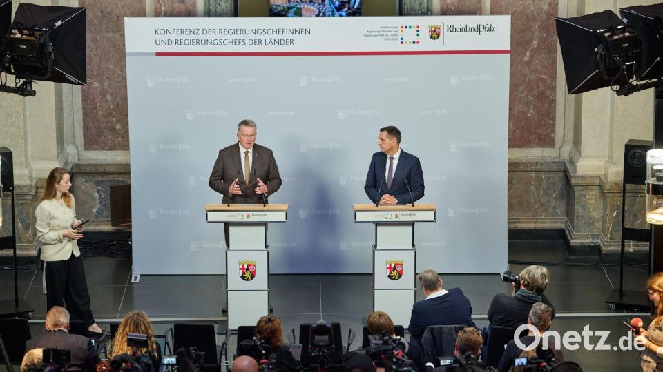 Der MPK-Vorsitzende Schnieder (links) und der Co-Vorsitzende Lies stellten gemeinsam die Beschlüsse des Gremiums nach dem Treffen in Berlin vor. Bild: Sebastian Gollnow/dpa