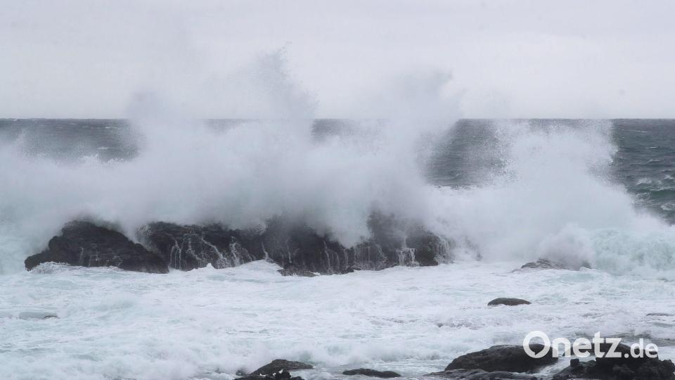 Eine hohe Welle bricht in Keelung im Norden Taiwans an Land, während sich der Taifun "Champi" dem Gebiet nähert. Bild: Chiang Ying-ying/AP/dpa
