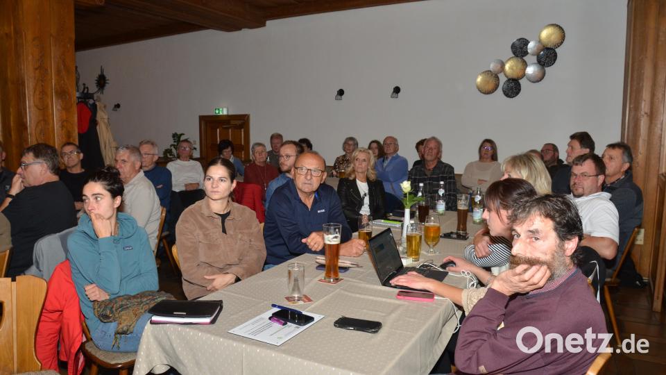 Pleystein fehlt das Geld: Die Freibad-Sanierung rückt damit in weite Ferne. Viele Besucher ließen sich bei der
Bürgerversammlung im Haus Regina über die Situation aufklären. Bild: Elisabeth Dobmayer