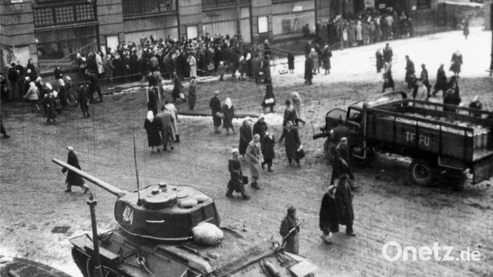 Sowjetische Panzer in den Straßen von Budapest. (Archivbild) Bild: DB/dpa