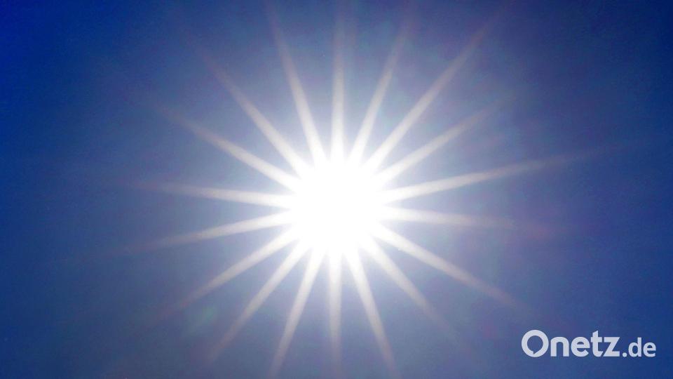 Die Sonne strahlt von einem wolkenlosen Himmel. (Archivbild) Bild: Martin Gerten/dpa