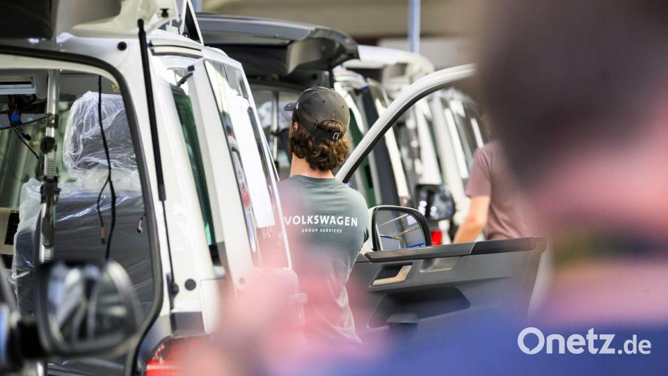 VW will bei den anstehenden Tarifverhandlungen auch über Transfergesellschaften verhandeln. (Symbolbild) Bild: Julian Stratenschulte/dpa
