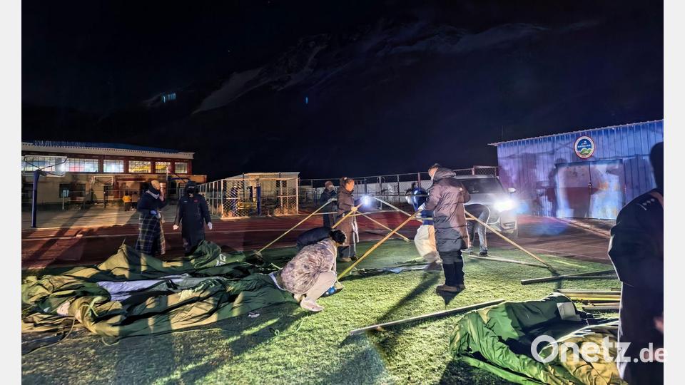 Rettungskräfte richteten provisorische Unterkünfte ein. Bild: Uncredited/XinHua/dpa