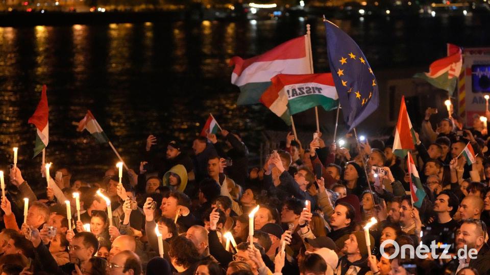 Bei der Parlamentswahl im April erteilten die Ungarn dem autoritären Kurs von Viktor Orban eine Abfuhr - auch der Freiheitsgeist von 1956 lebte darin wohl fort. (Archivbild) Bild: Darko Bandic/AP/dpa
