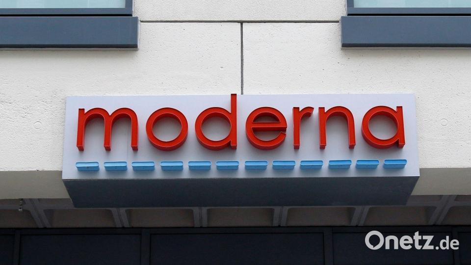Der Schriftzug „moderna“ am Eingang eines Gebäudes des US-Unternehmens. (Archivbild) Bild: Bill Sikes/AP/dpa