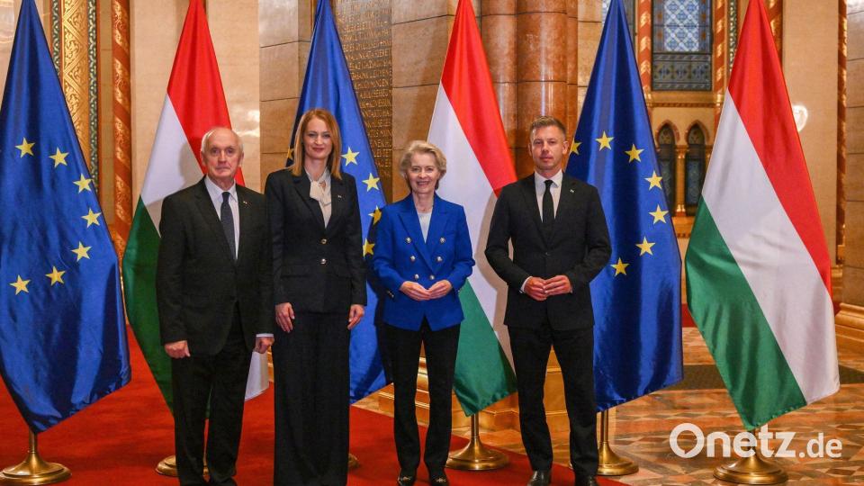 Ungarns Ministerpräsident Peter Magyar feierte den 70. Gedenktag der Revolte von 1956 mit Gästen die EU-Kommissionspräsidentin Ursula von der Leyen. Bild: Tamas Purger/MTI via AP/dpa