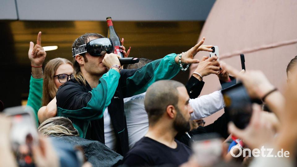 Rapper Ski Aggu geht mit seinem neuen Album auf Tour und will während der Shows Handys verbieten. (Archivbild) Bild: Carsten Koall/dpa