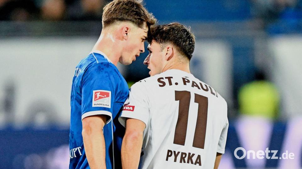 Auf Augenhöhe? Noah Weißhaupt (l.) und Arkadiusz Pyrka geraten einander. Bild: Uwe Anspach/dpa