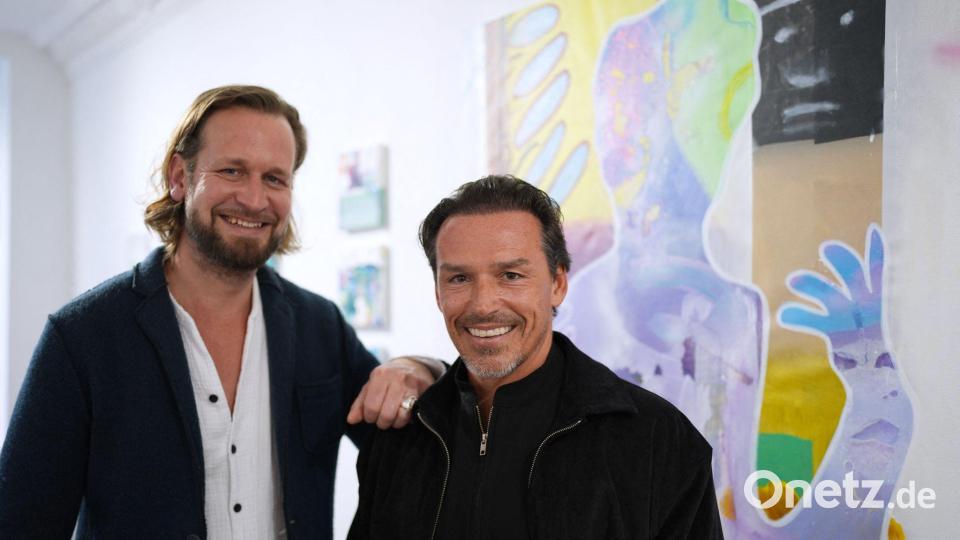 Der Ex-Fußballer und Künstler mit seinem Lehrmeister, Galerist und Freund: Konstantin Bax (l) ermöglicht die erste Ausstellung von Piotr Trochowski. Bild: Marcus Brandt/dpa