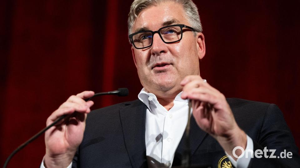 Hellmann führt bei der Eintracht interimsweise auch die Sportbelange. (Archivbild) Bild: Florian Wiegand/dpa