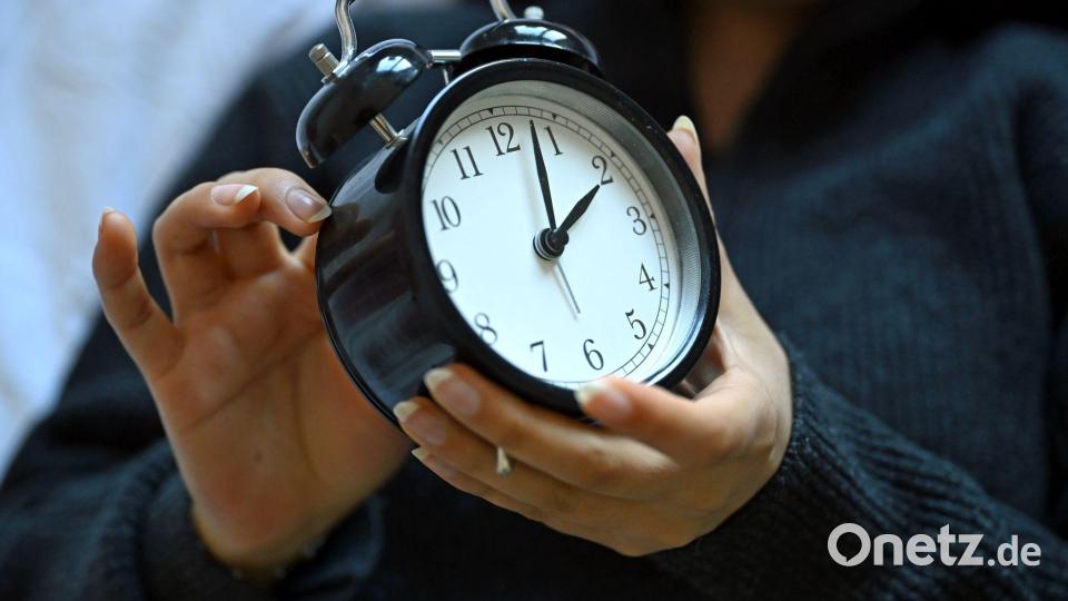 Zweimal im Jahr wird an der Uhr gedreht, im Herbst bringt dies eine Stunde mehr. (Symbolbild) Bild: Elisa Schu/dpa
