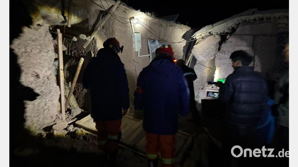 Durch das Erdbeben wurden auch Hunderte Häuser beschädigt. Bild: Uncredited/XinHua/dpa
