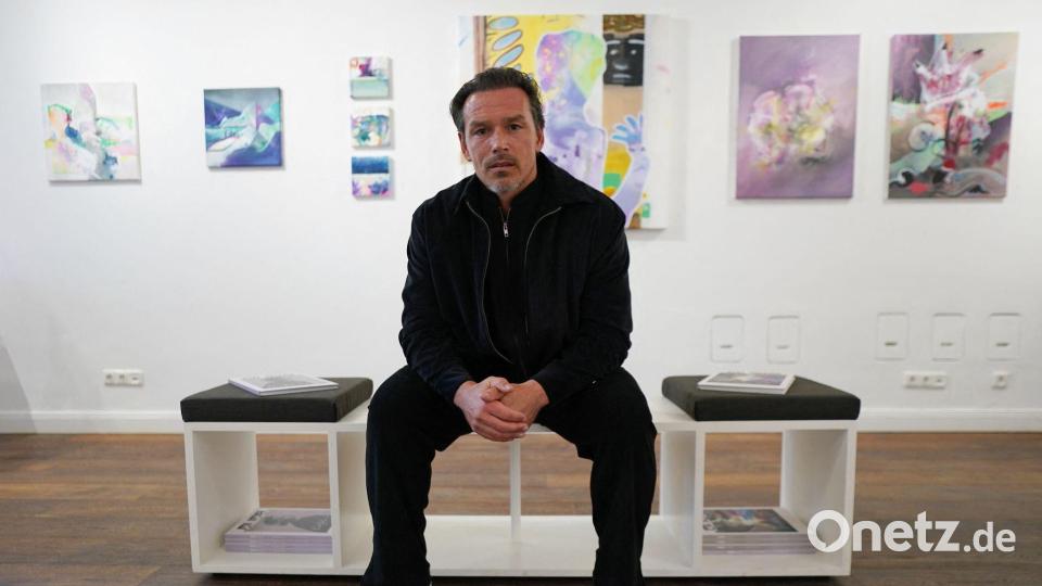 Piotr Trochowski vor einem Teil seiner Werke. Bild: Marcus Brandt/dpa