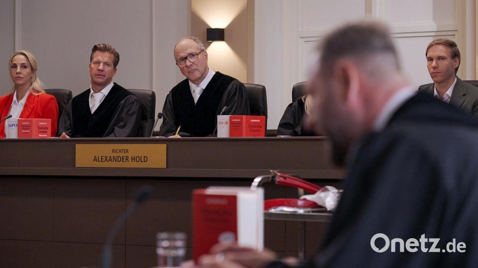 Wie früher werden ausgedachte Fälle pseudo-dokumentarisch verhandelt. Bild: Joyn/BECKER FILMS/Joyn/dpa