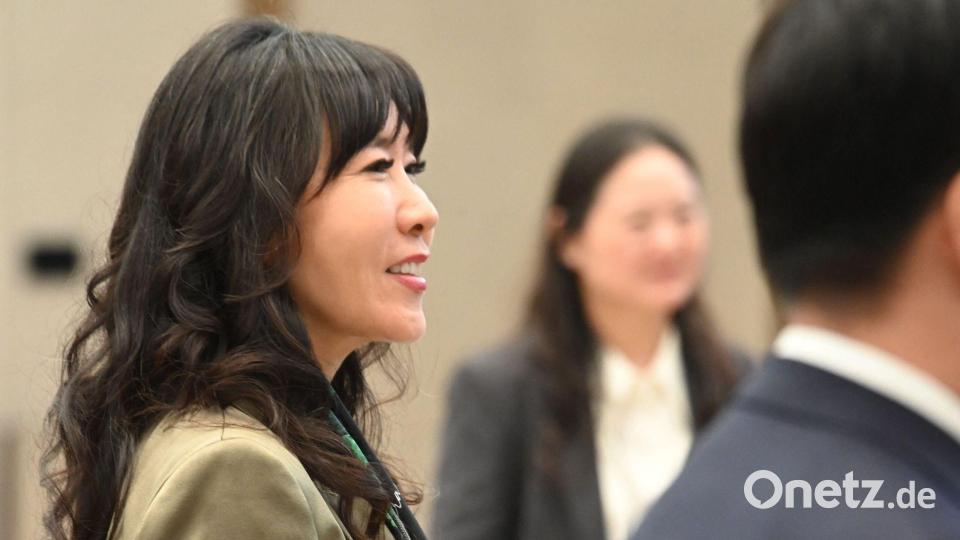 Schröders Ehefrau Soyeon Schröder-Kim ist ebenfalls nach China gereist. Bild: Johannes Neudecker/dpa
