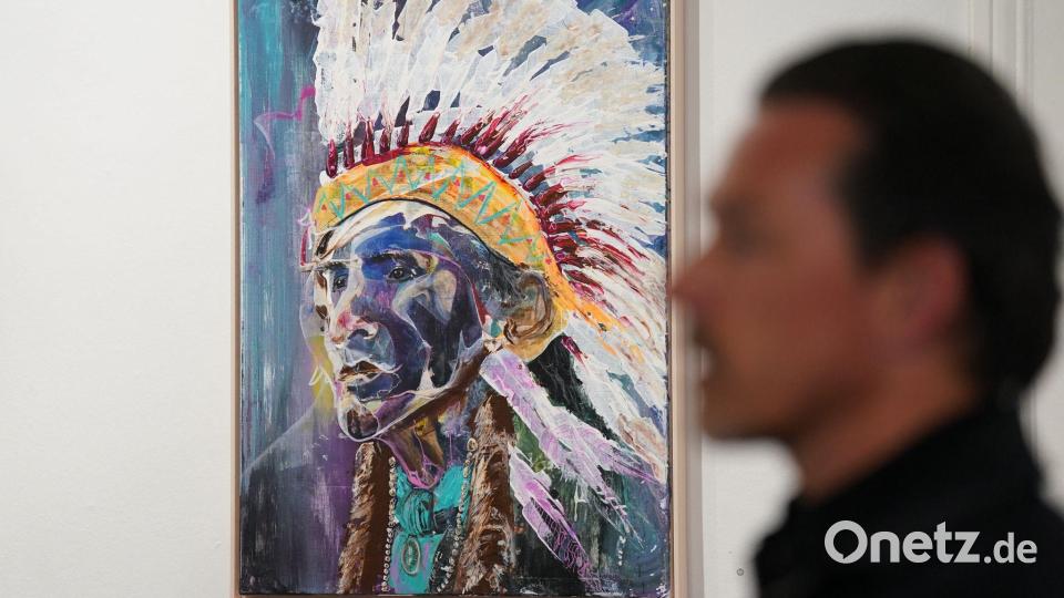 Piotr Trochowski vor seinem Bild „Endless Vision“. Bild: Marcus Brandt/dpa
