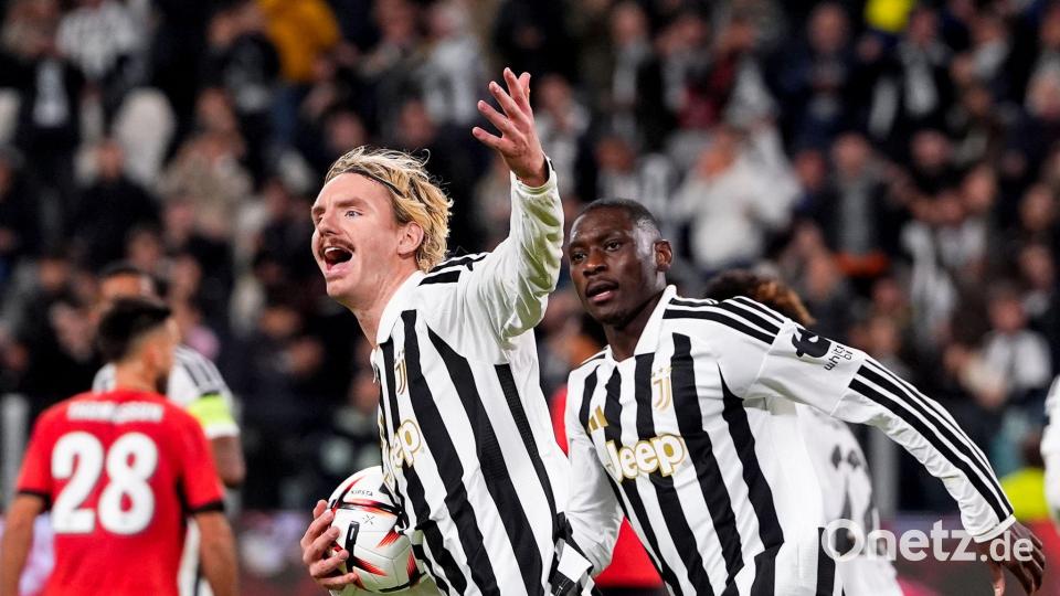 Nick Woltemade jubelt nach seinem Elfmetertor zum 2:2. Bild: Fabio Ferrari/LaPresse/AP/dpa