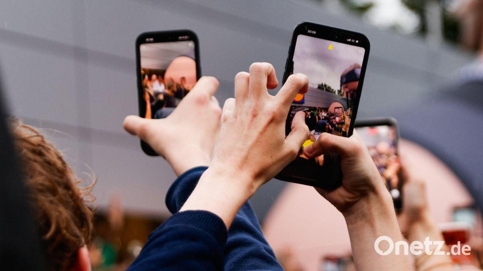 Viele Fans zücken bei den Auftritten gerne und oft ihr Handy. (Archivbild) Bild: Carsten Koall/dpa