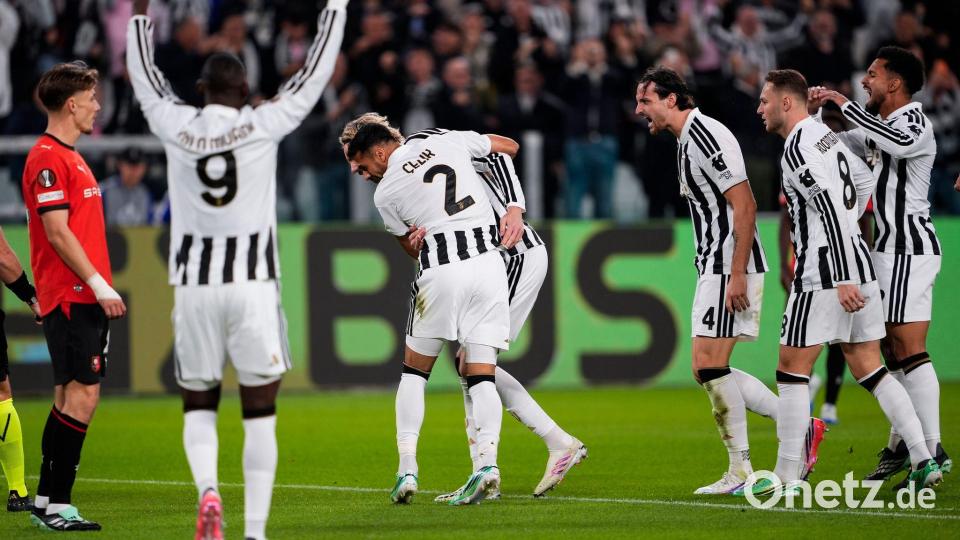 Juve-Torschütze Zeki Celik jubelt mit Vorlagengeber Nick Woltemade über das 1:0 gegen Rennes. Bild: Fabio Ferrari/LaPresse/AP/dpa