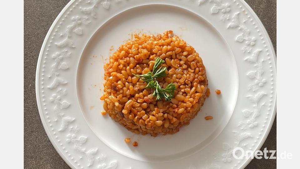 Bulgur Pilav erinnert an Nudeln mit einer leicht fruchtigen Tomatennote. Als Beilage passt er zu vielen Fleisch- und Gemüsegerichten. Bild: Aysel Özdemir